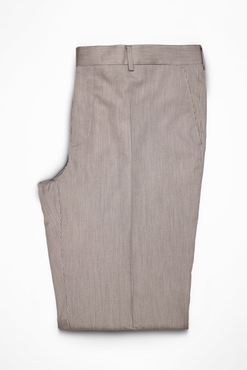 Pantaloni costum Carson bej în dungi pentru bărbați, vedere din față evidențiind croiala structurată.
